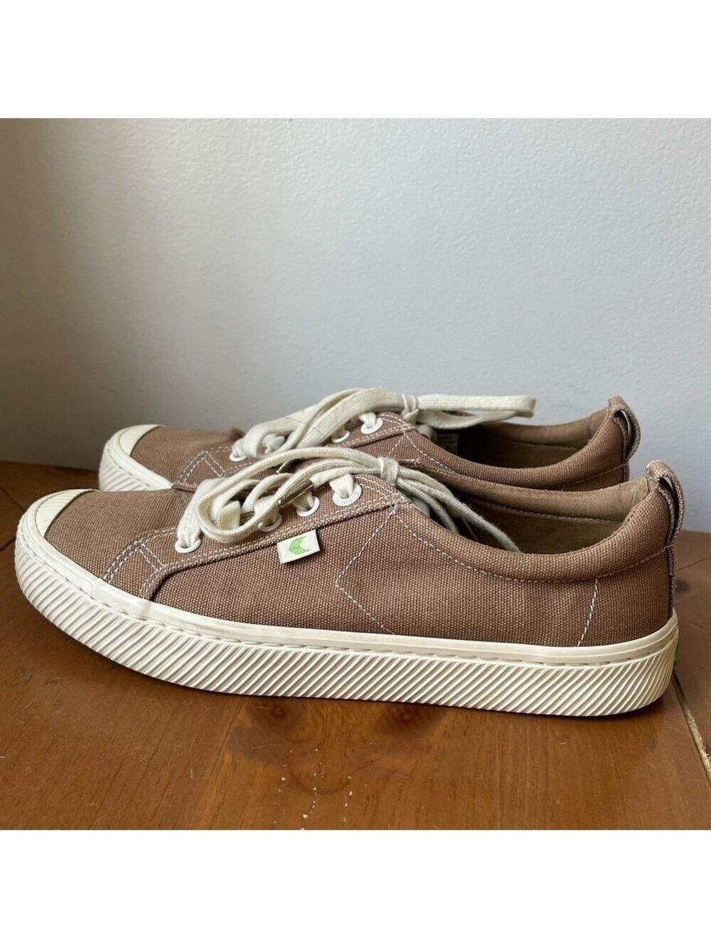 CARIUMA Women’s OCA Low Sand Contrast Thread Canvas Sneakers 8.5
